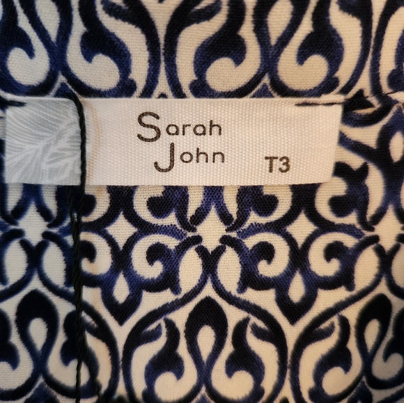 NWT Sarah John Navy and White Print blouse. Size L. Beautiful button up. - Picture 4 of 7